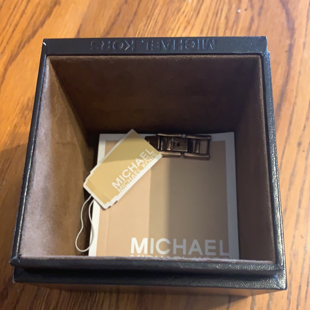 Women’s Michael Kors silver watch - Picture 3 of 8